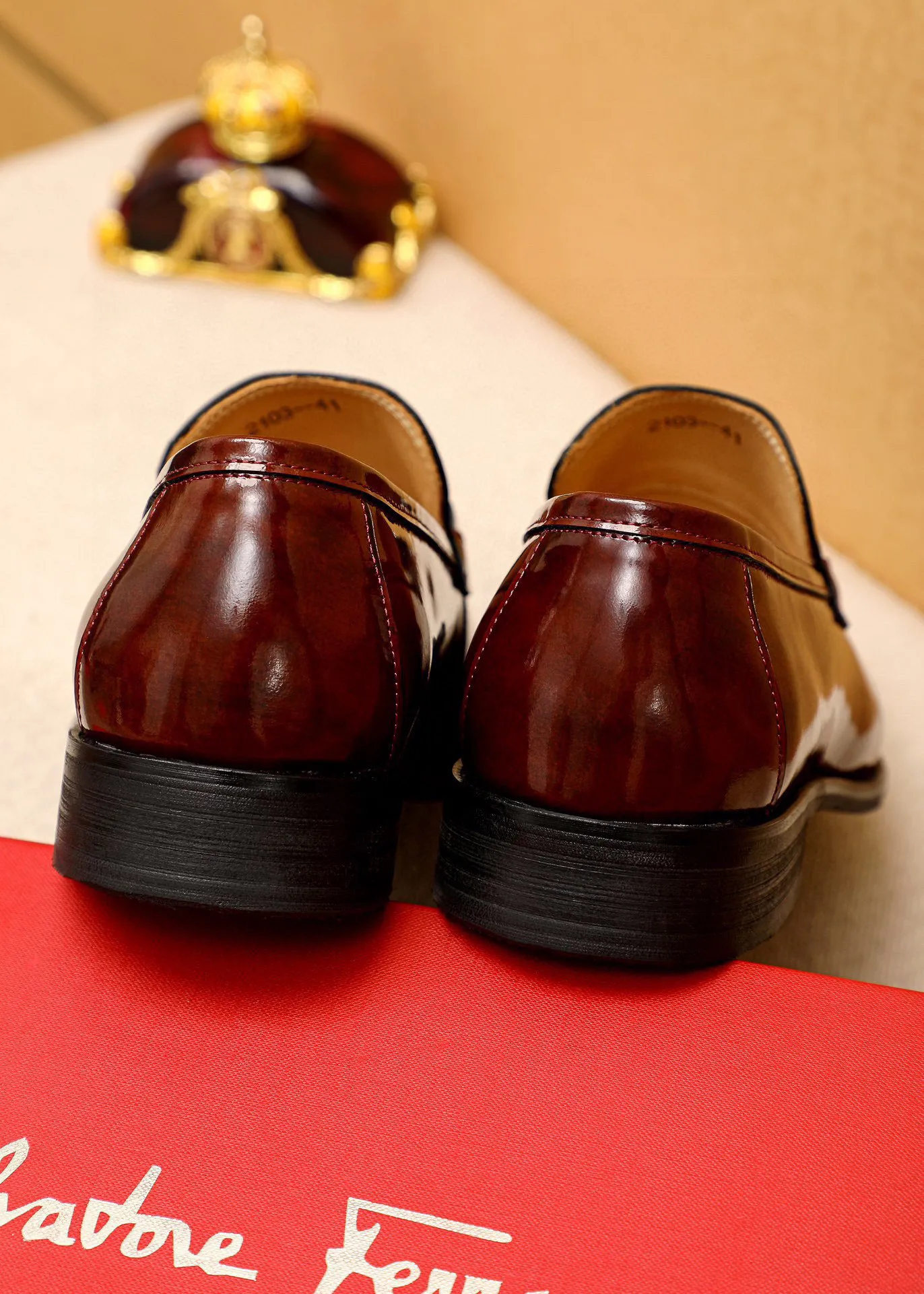 Men's shoes 💰460 💐 Product trademark: Ferragamo "Ferragamo" casual leather shoes Regular size: 38-44 (custom-made for 45🉑️) Product materials: Selected imported first-layer open-edge beaded cowhide upper + original hardware buckle, imported water-dyed cowhide leather lining. Strong three-dimensional visual effect, combined outsole Color: 3⃣️colors available